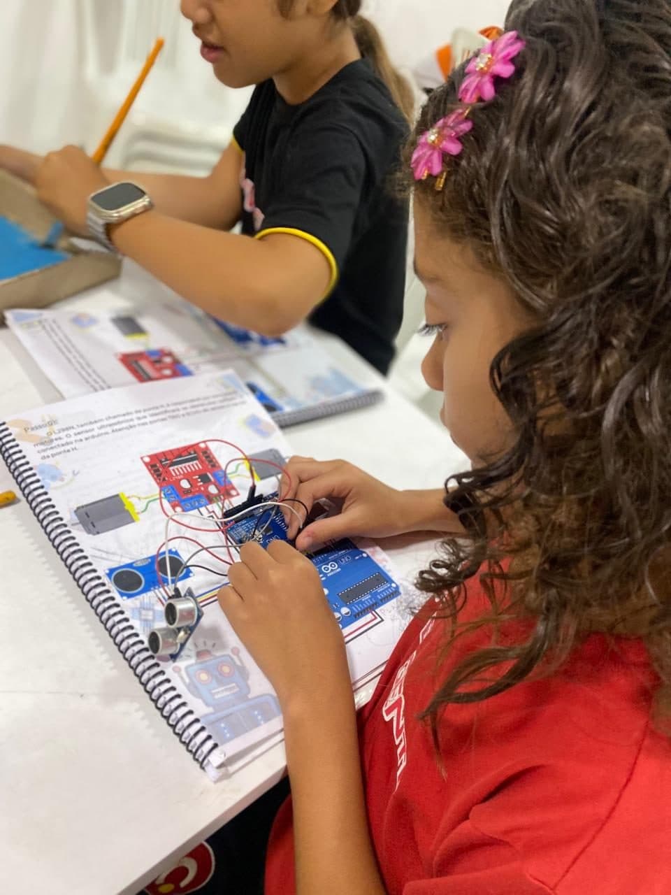 Sala de aula em escola pública nordestina com tecnologia educacional