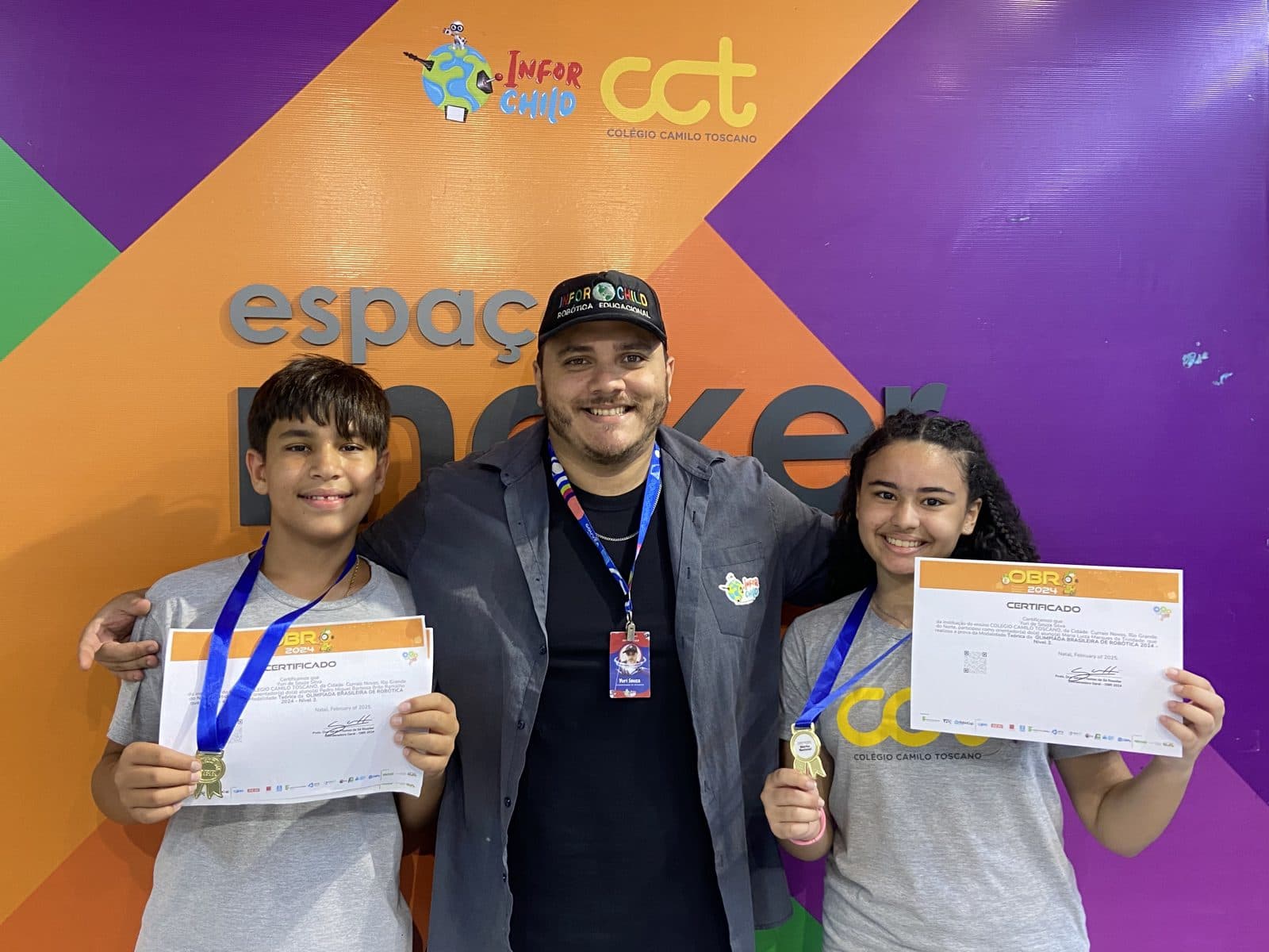 Alunos comemorando vitória em torneio de robótica