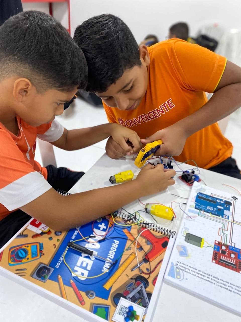 Kit de robótica educacional montado por alunos