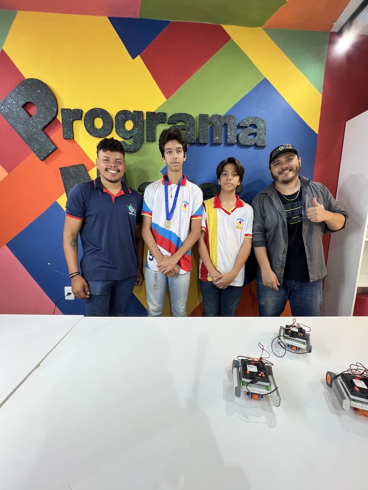 Feira de projetos dos alunos com kits de robótica expostos