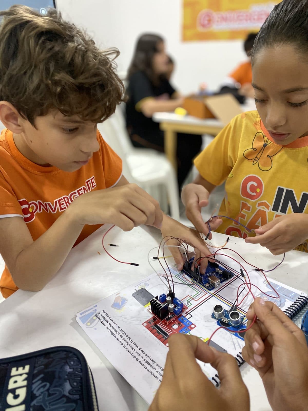 Estudante programando em computador