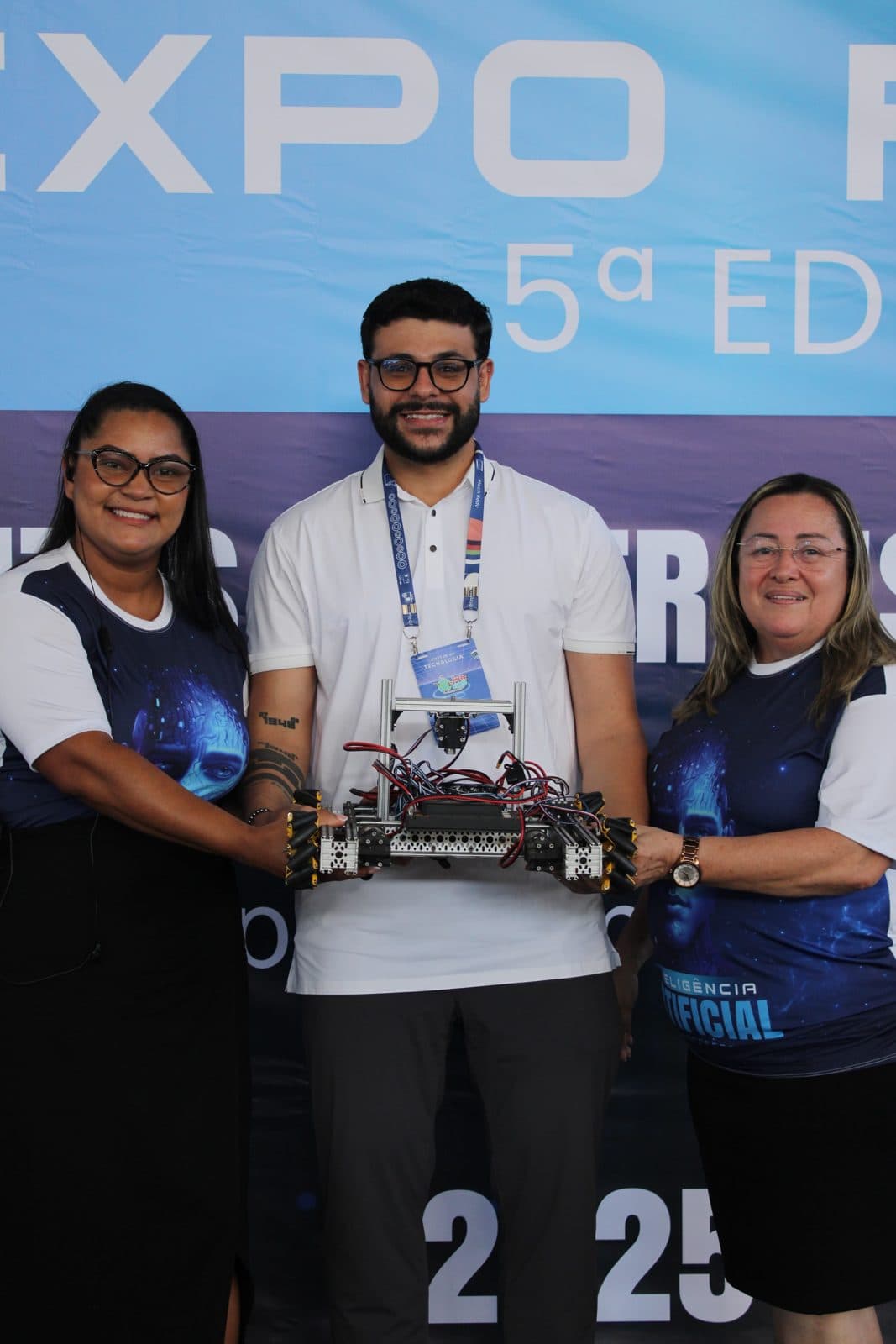 Capa de vídeo: alunos em competição de robótica