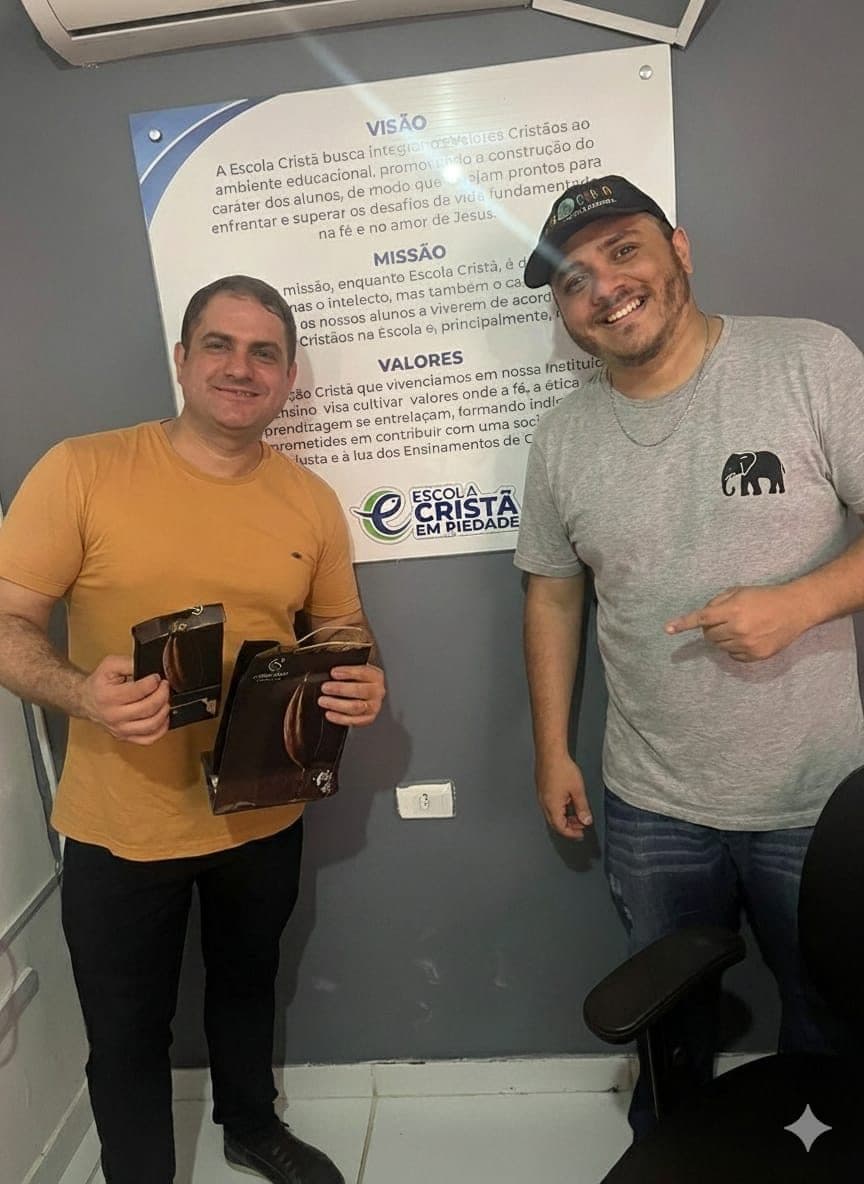 Equipe pedagógica em reunião de avaliação anual