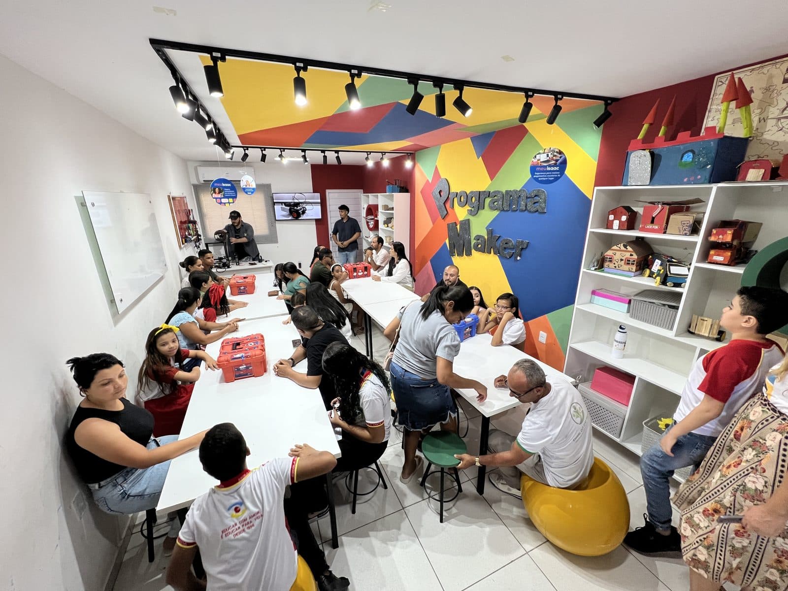 Laboratório maker com impressora 3D em funcionamento