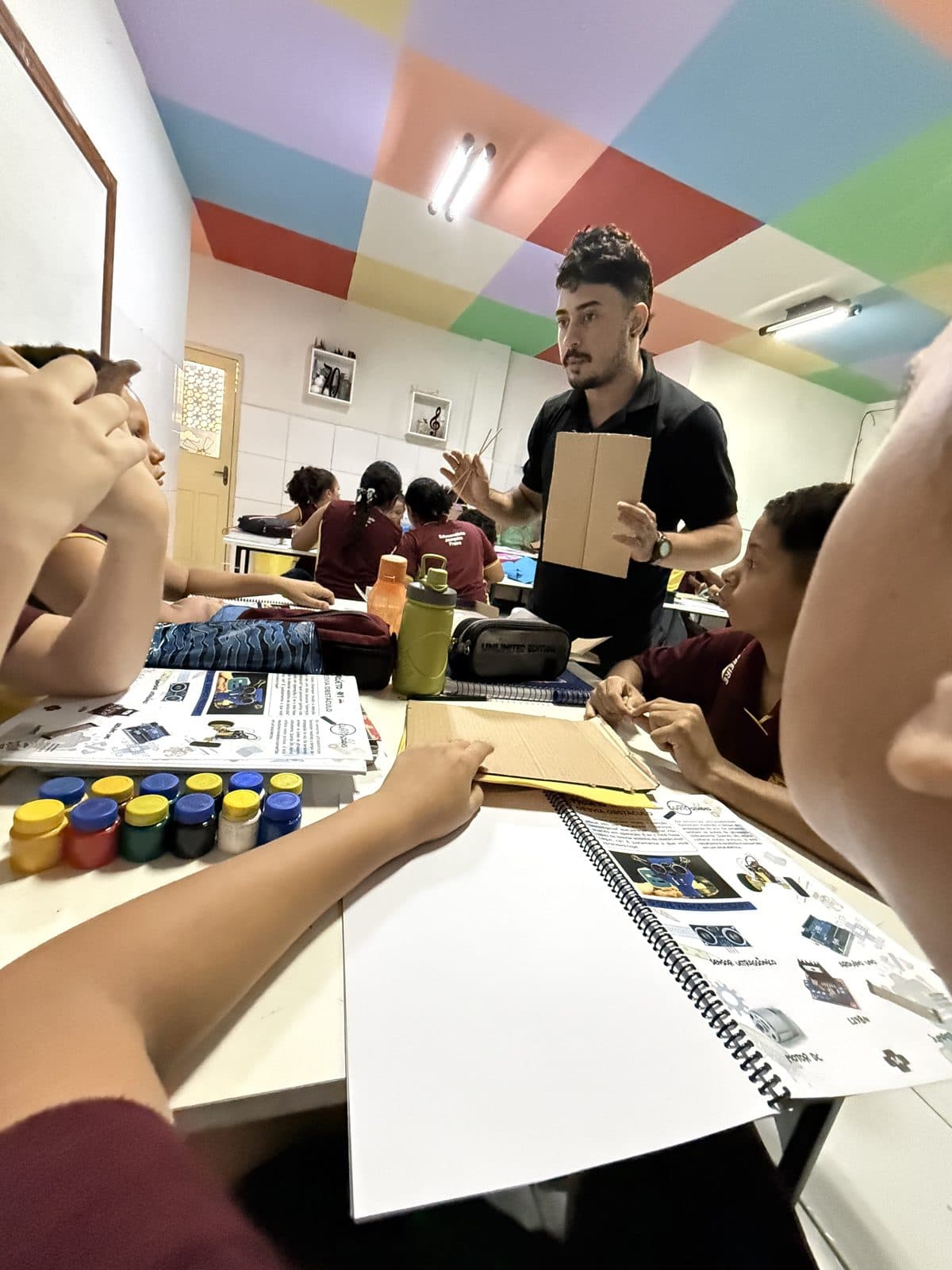 Aluna em aula de robótica com professora