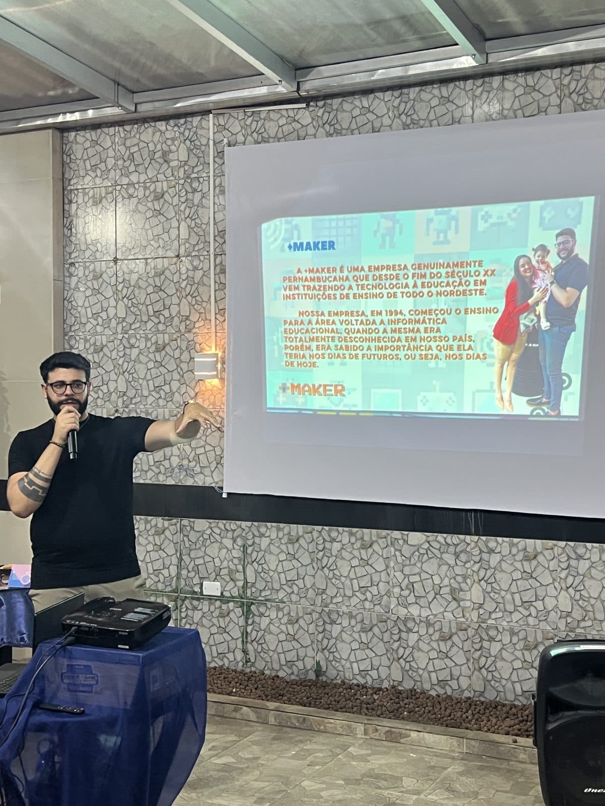 Capa de vídeo: workshop de robótica para educadores