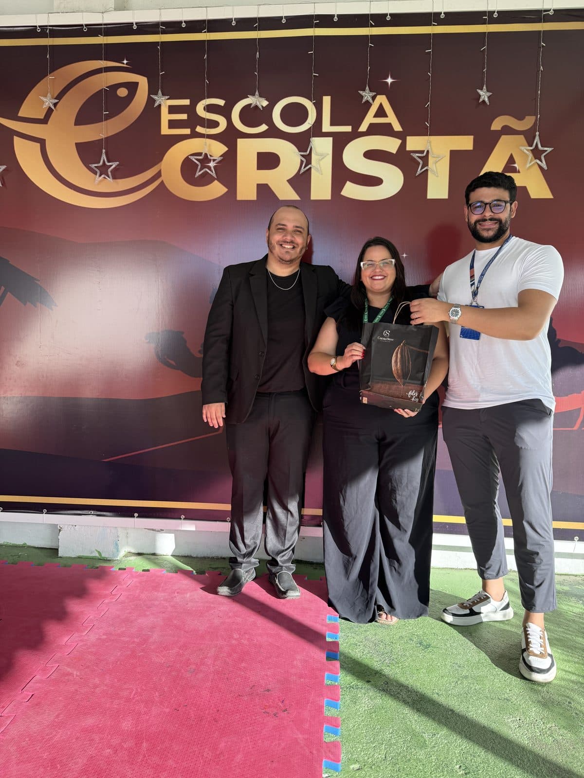 Lançamento de foguete em campo aberto durante competição