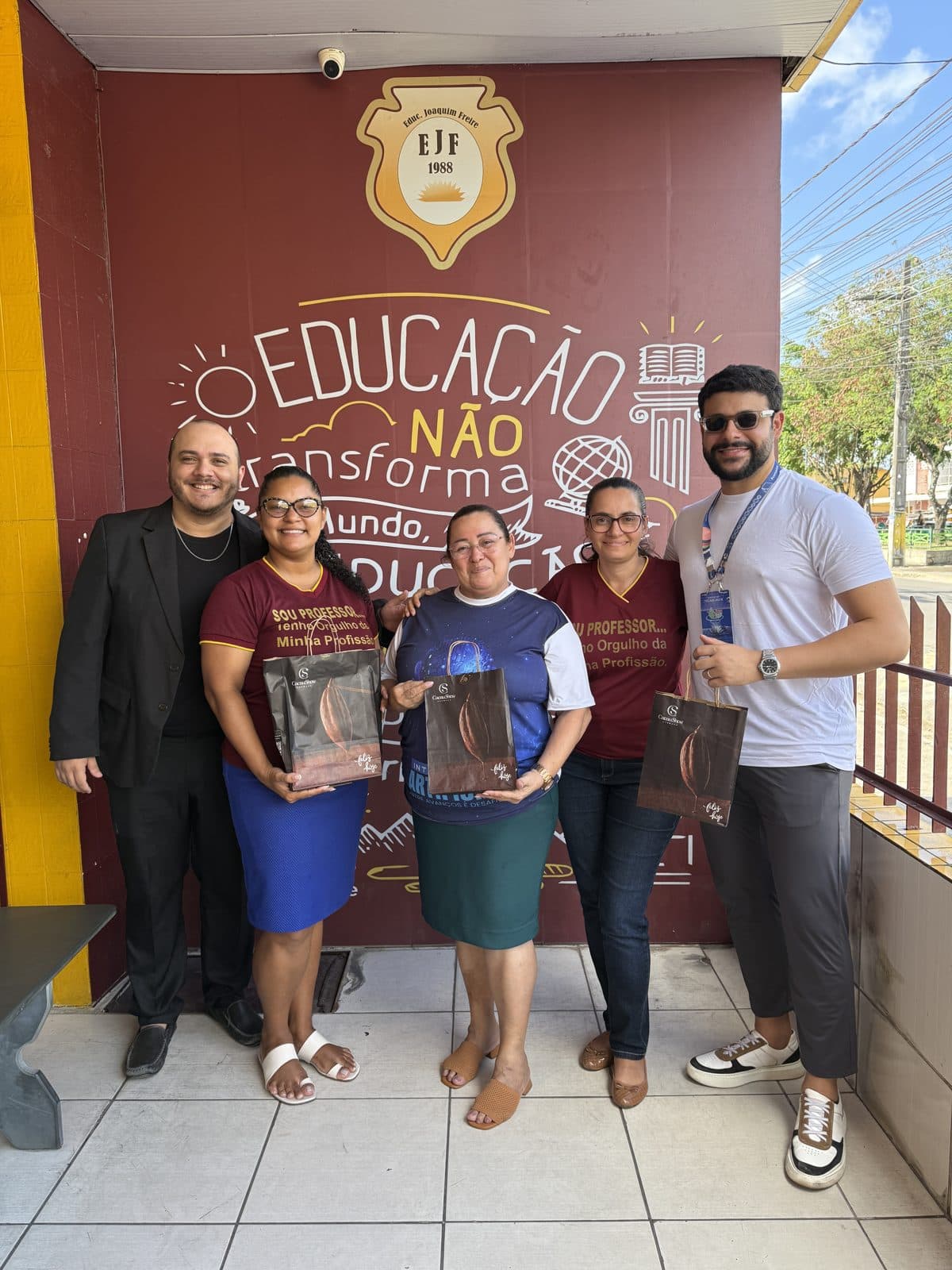 Equipe de alunos em arena de competição de robótica