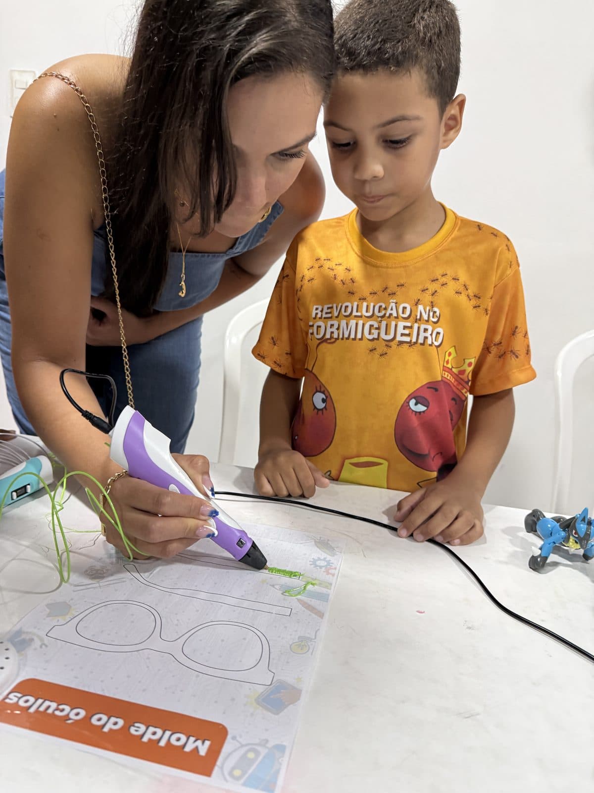 Professor em sala de aula com alunos